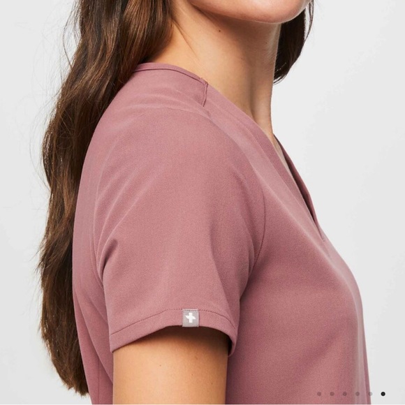 Figs Scrub Top|Women’s CATARINA one pocket top| Size: Small |Light mauve colored - Picture 2 of 4